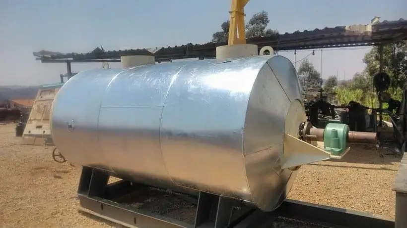 Vaso horizontal com isolamento térmico e acabamento externo em chapa metálica.