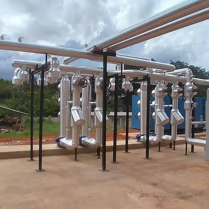 Pipe rack externo com tubulação frigorífica isolada e revestida em alumínio, válvulas com volante.