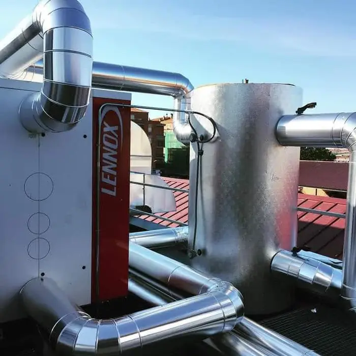 Unidade Lennox com dutos revestidos e isolamento térmico instalada em cobertura.